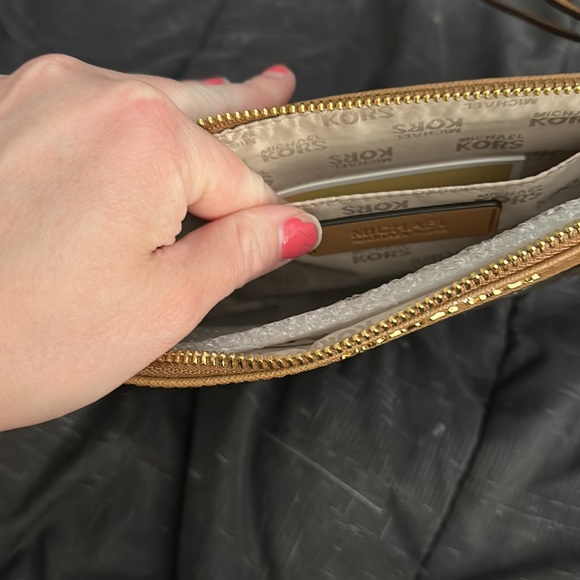 Michael Kors large perf zip clutch new with tag. - Picture 3 of 6